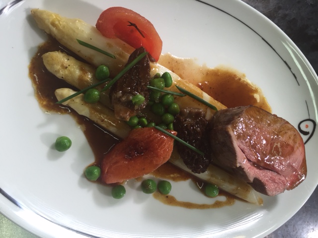 Noix de gigot d'agneau asperges blanches et morilles
