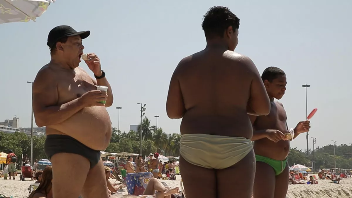 © Babel Productions Des Brésiliens obèses à la plage.