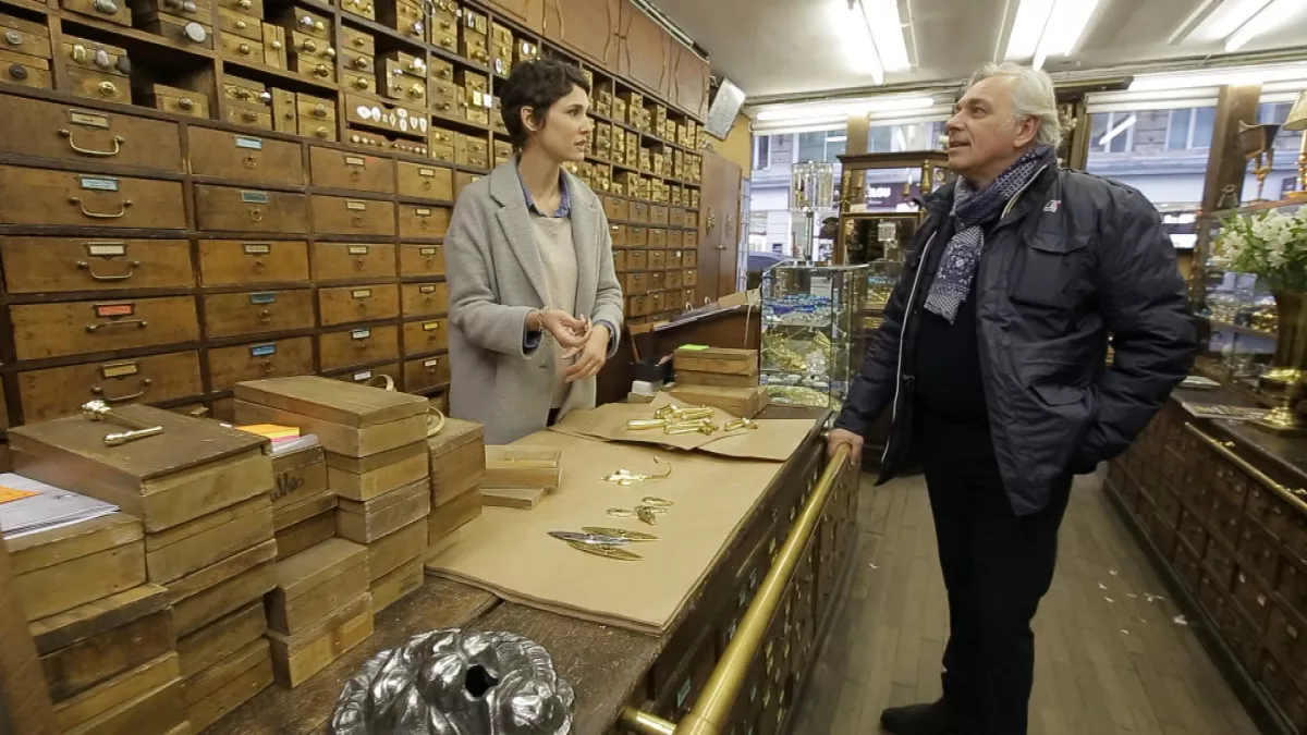 Églantine Éméyé et Stéphane Thebaut dans une quincaillerie du XIe arrondissement de Paris. © HL Production Églantine Éméyé et Stéphane Thebaut dans La Maison France 5