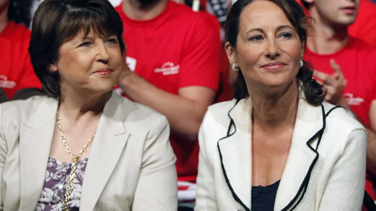 Deux rivales aux élections européennes de 2009. © David Vincent / AP / Sipa Martine Aubry et Ségolène Royal assises côte à côte aux élections européennes de 2009