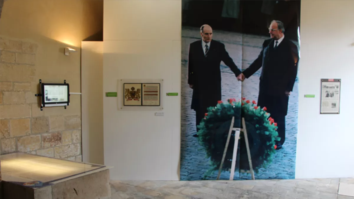 Poignée de main entre François Mitterrand et Helmut Khol - © Laurent Parisot Poignée de main entre François Mitterrand et Helmut Khol - © Laurent Parisot
