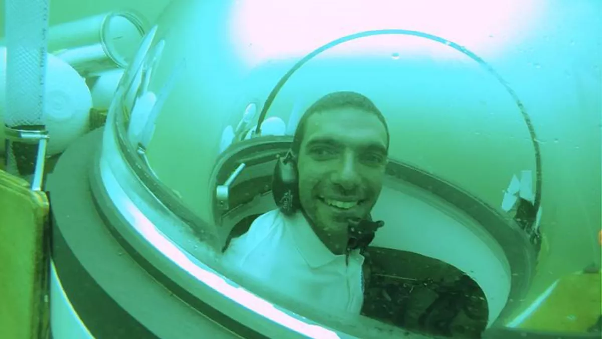 Antoine dans son petit sous-marin à pédales