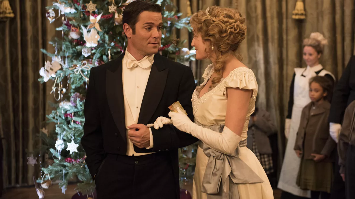 © Shaftesbury 2016 Murdoch Christmas special / Yannick Bisson et Hélène Joy Photo extraite du Murdoch spécial Noël 2016, avec Yannick Bisson et Hélène Joy