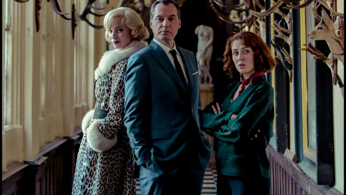 © T. Langro / Escazal Films / FTV LES PETITS MEURTRES D'AGATHA CHRISTIE - CHOIX PROD