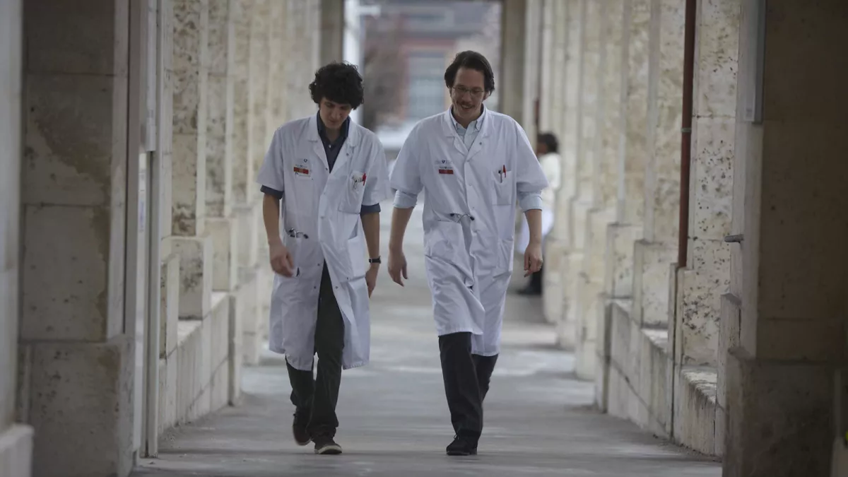 © Le Pacte Vincent Lacoste dans le rôle d'un jeune interne en médecine et Reda Kateb