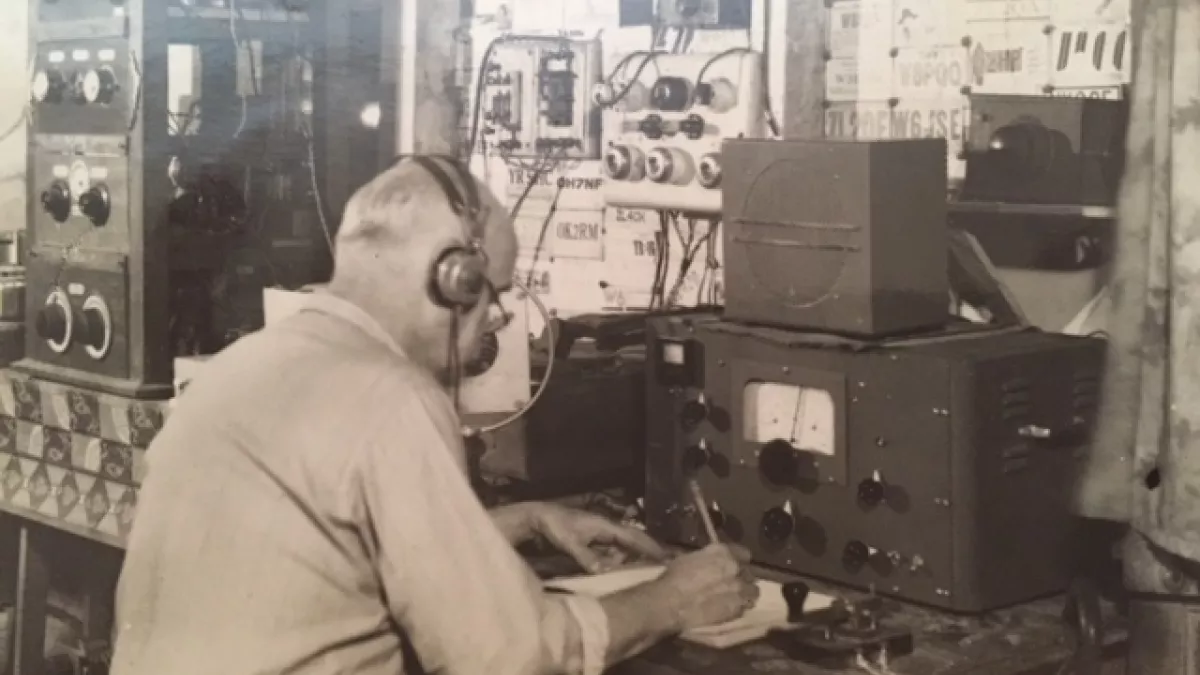 Les 80 ans de la radio Charles Gaveau dans son studio