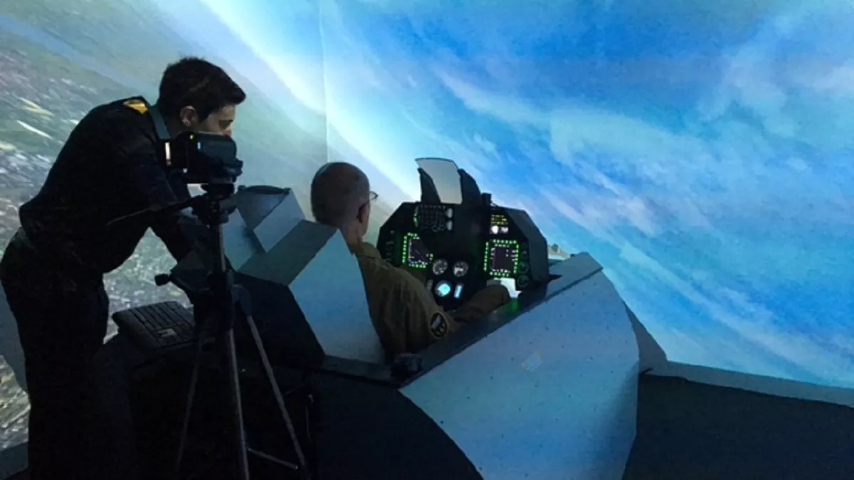Simulateur de vol F16 © droits réservés Simulateur de vol F16 © droits réservés