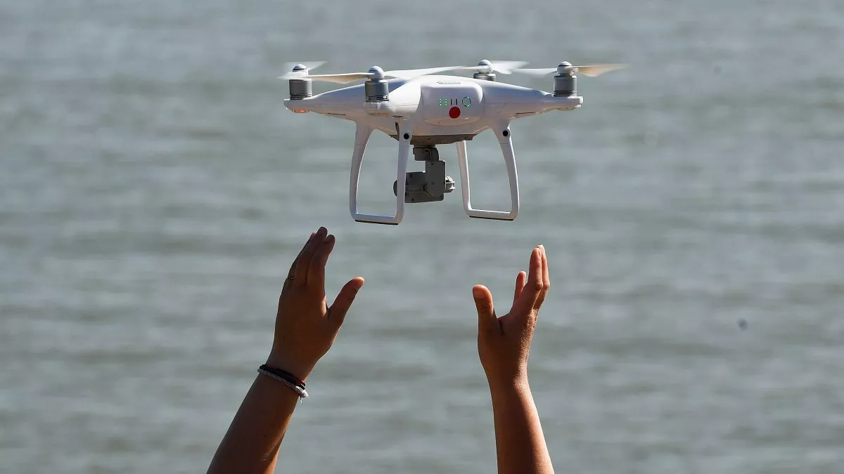 drone lâché par deux mains tendus drone lâché par deux mains tendus