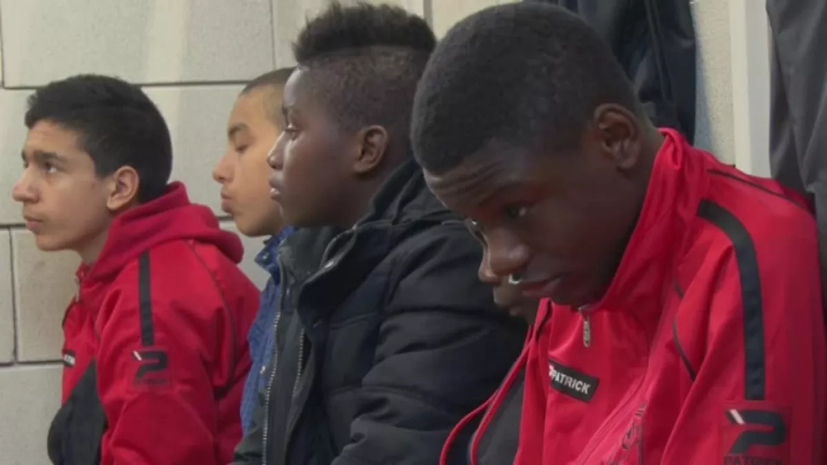 groupe de jeunes garçons groupe de jeunes garçons