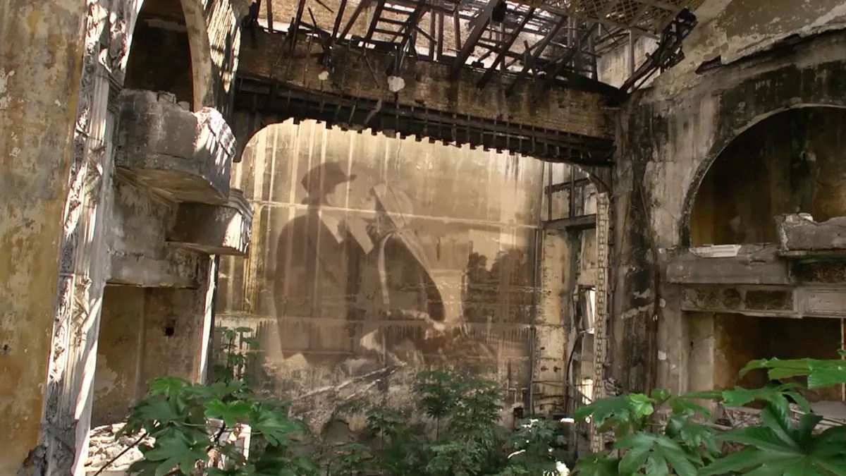 Bâtiment délabré avec projection cinéma