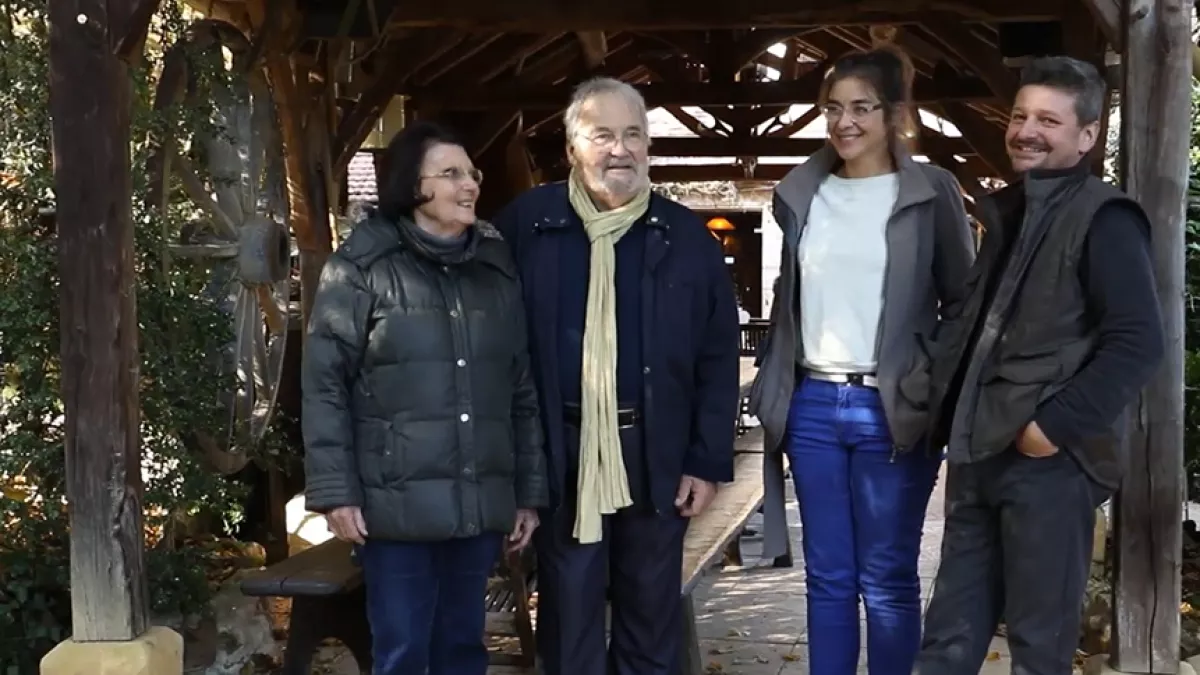France, Gille et Brigitte Delluc sont accompagnés de Régis. France, Gilles et Brigitte Delluc sont accompagnés de Régis.