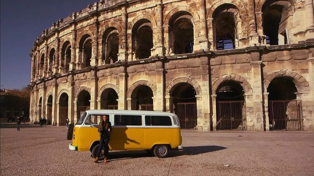 ©GrandAngle Emilie devant les Arènes de nimes