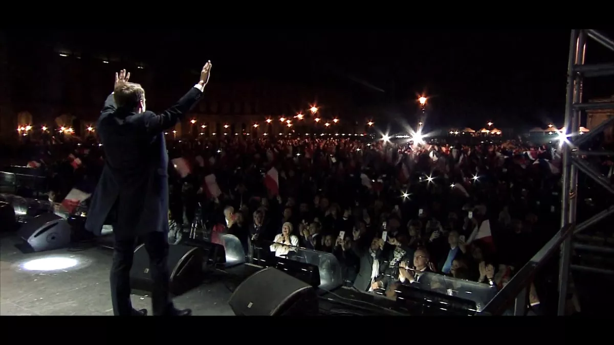 Emmanuel Macron de dos face à la foule