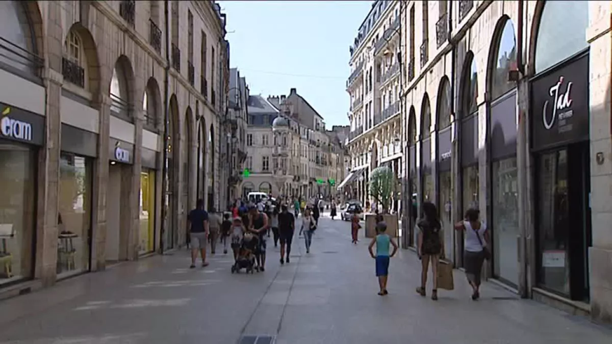 Secteur piétonnier, la rue de la Liberté à Dijon