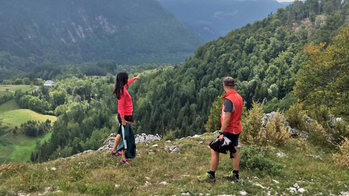 Au fil de cette nouvelle aventure, Gaëlle fait des rencontres sportives et  passionnantes : Robert Deschamps, du Delta Club du Haut-Jura Grégory Lemaire, moniteur sportif Lucas Humbert, accompagnateur en montagne Guillaume Vannier, du Parc Gaïa Loisirs Servane Candat, du Parc Gaïa loisirs  Suivez notre aventurière pour une Virée sportive dans le Haut-Jura !  Un magazine C’est là ! en Bourgogne Franche-Comté Présenté par Gaëlle Grandon réalisé par Loïc Mahé  Diffusé dimanche 2 décembre  2018 à 12h55 sur Fran