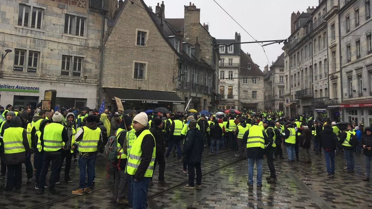 Samedi 5 janvier, 14h 00 : les gilets jaunes se regroupent place de la Révolution, à Besançon. / © France 3 Franche-Comté / I. Brunnarius Samedi 5 janvier, 14h 00 : les gilets jaunes se regroupent place de la Révolution, à Besançon. / © France 3 Franche-Comté / I. Brunnarius