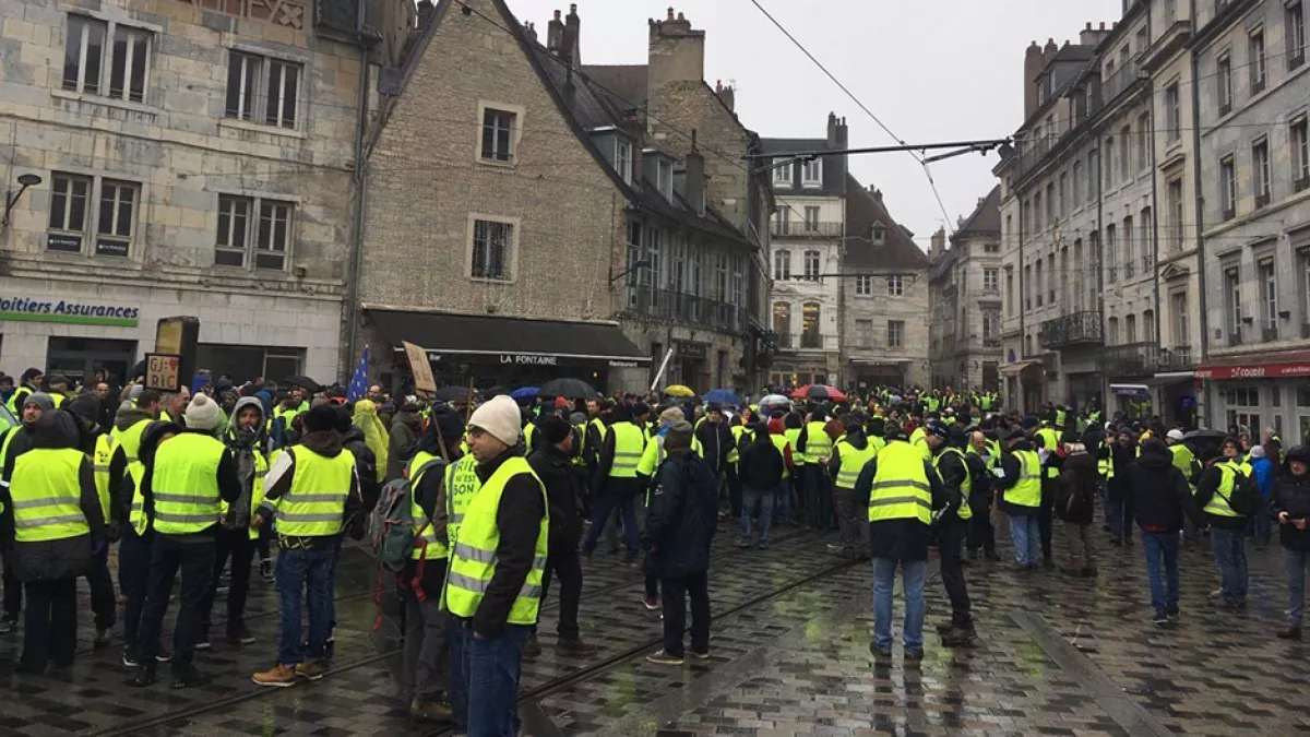 Samedi 5 janvier 14h : les gilets jaunes se regroupent place de la Révolution à Besançon. ©France 3 Franche-Comté/ I.Brunnarius Manif Gilets jaunes