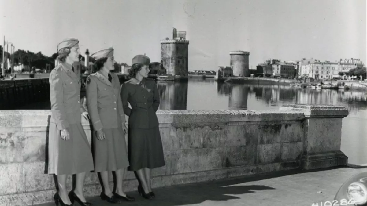 Au temps des Américains Jeunes femmes sur un pont