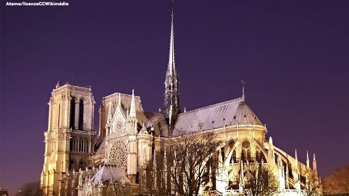 Notre-Dame de Paris de nuit ©Atoma/licenceCCWikimédia Notre-Dame de Paris de nuit