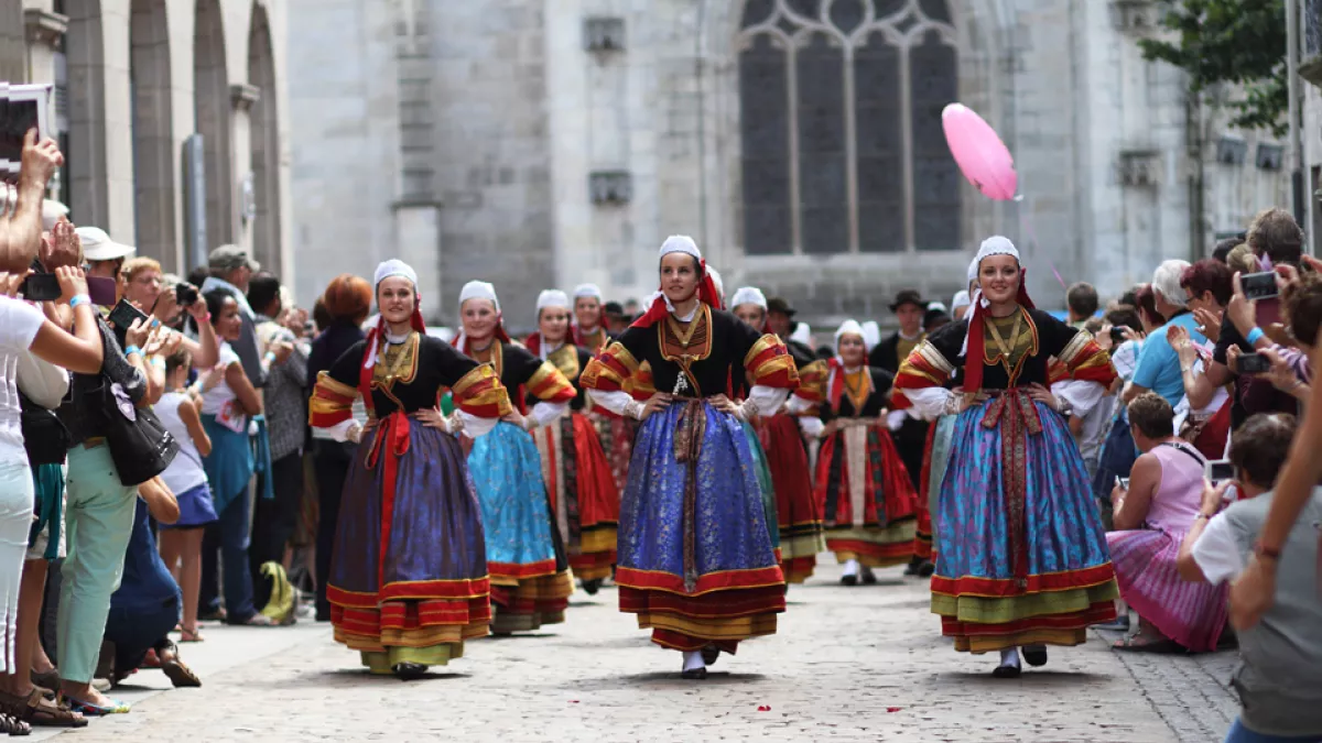 Défilé et danses dans Quimper