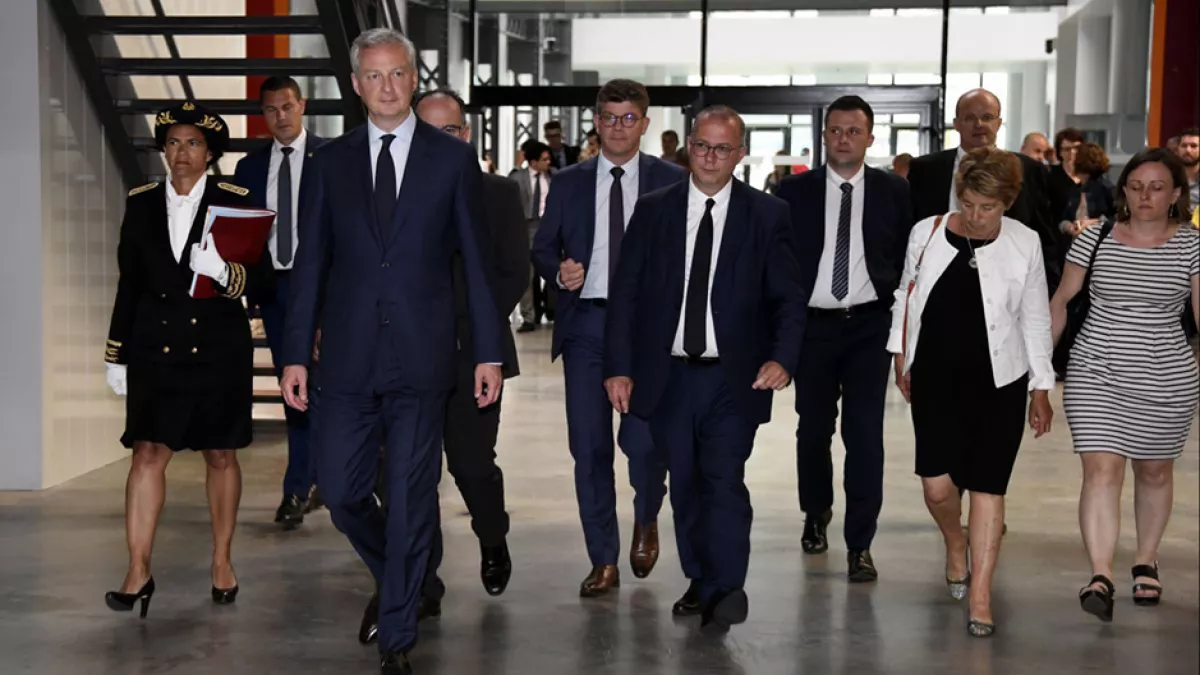 Bruno Le Maire, le Ministre de l'Economie et des Finances, entouré des élus locaux sur le site de Général Electric le 3 juin 2019 à Belfort, suite à l'annonce du groupe américain de la suppression de plus de 1000 postes en France./©MaxPPP/Alexandre MARCHI. Bruno Le Maire et élus locaux