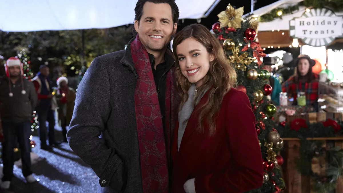 ©2018 Crown Media United States LLC/Photographer: Ryan Plummer Small Town Christmas Final Photo Assets UN NOEL A SPRINGDALE