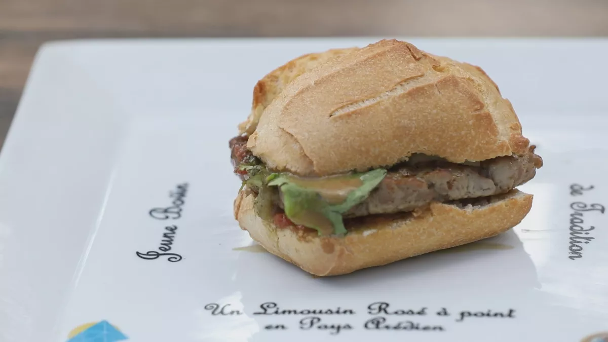 Burger de jeune bovin à St-Yrieix-la-Perche Burger de jeune bovin à St-Yrieix-la-Perche