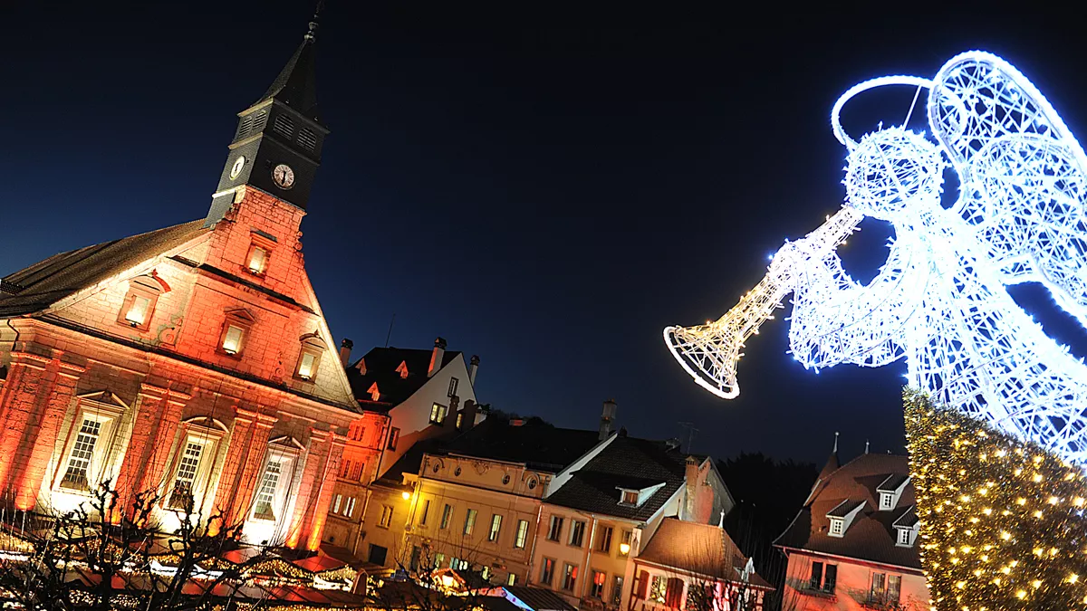 Les Lumières de Noël - Montbéliard, marché et temple Les Lumières de Noël - Montbéliard, marché et temple