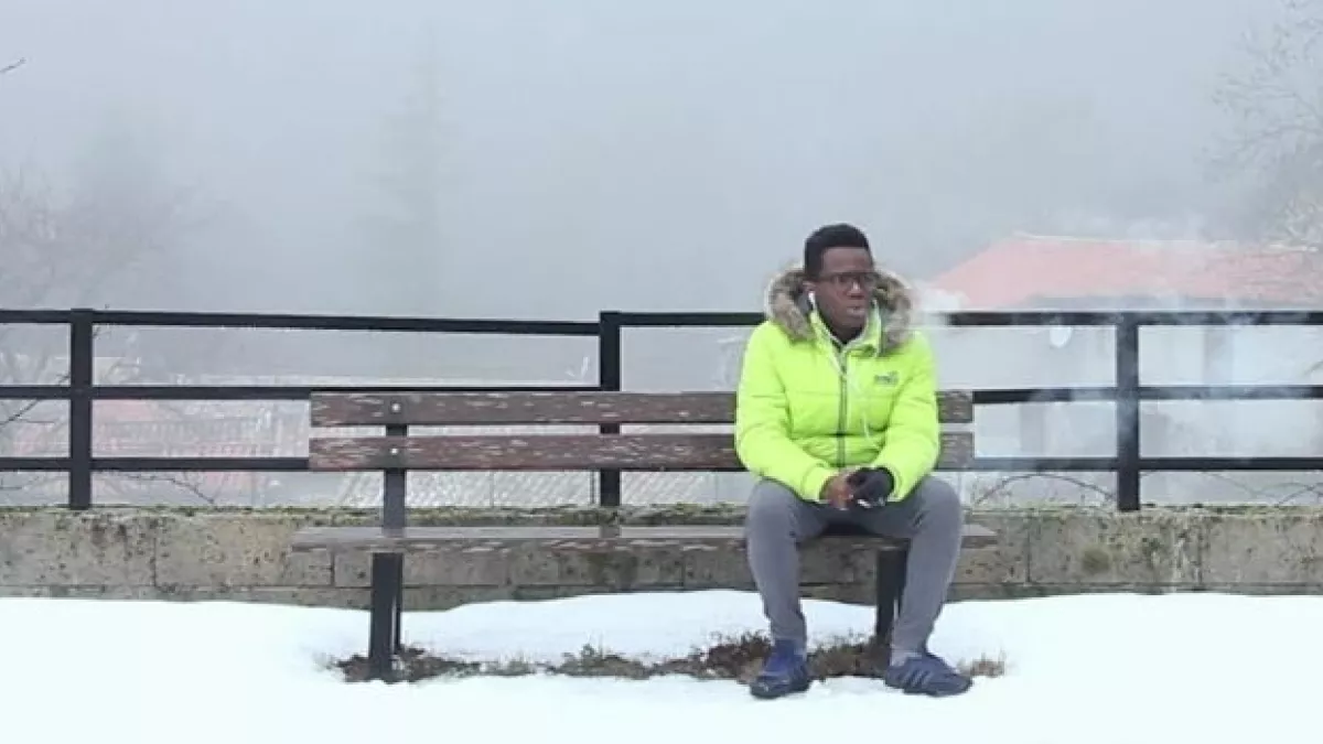 salagosse Jeune à Salagosse sur un banc