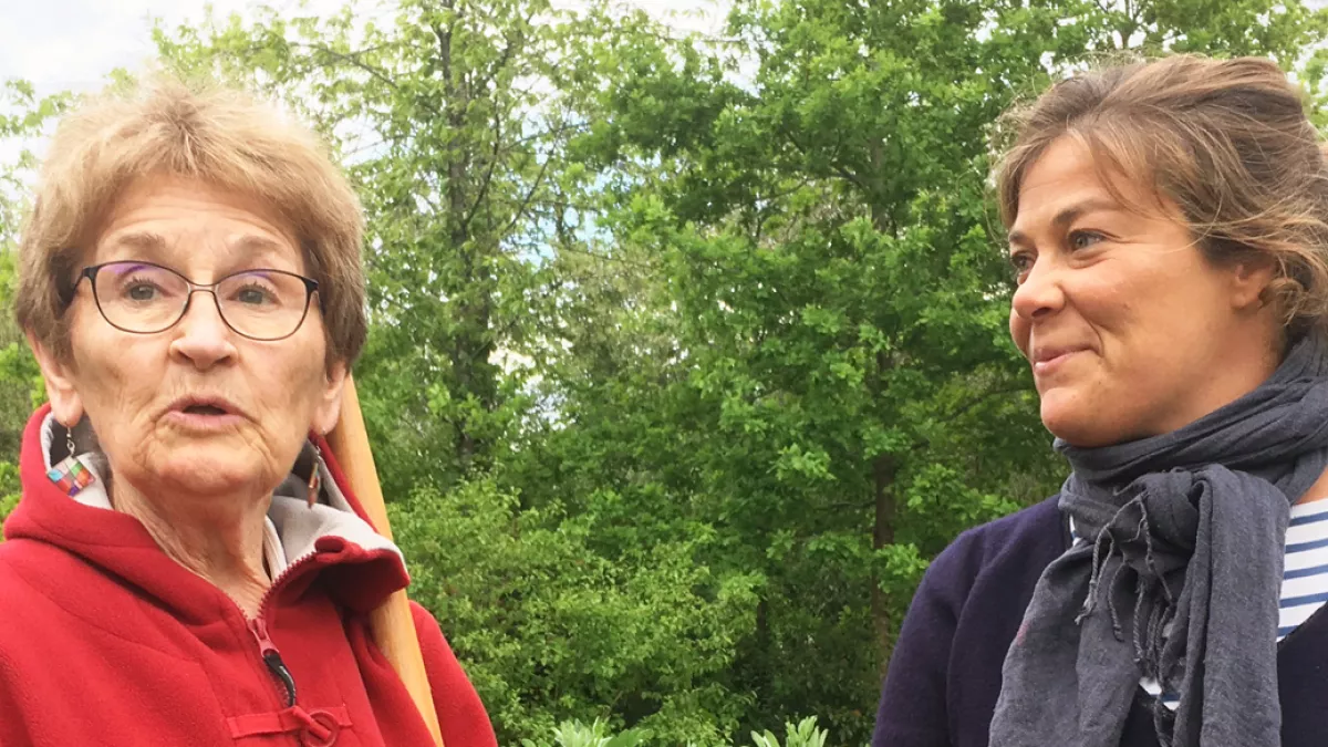 Julie avec Aurélie Donzeau – Membre du jardin Partagé du Lac de Maine