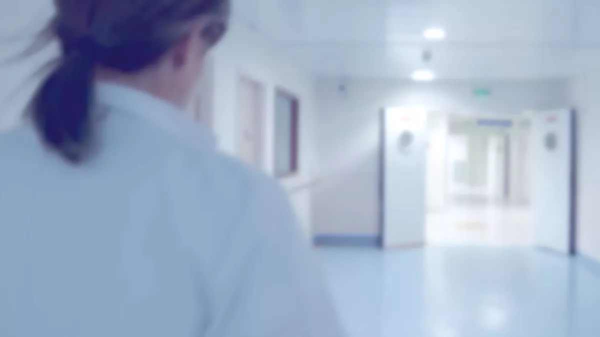 Nuit blanche nuit blanche _ infirmière de dos dans un couloir de l'hopital