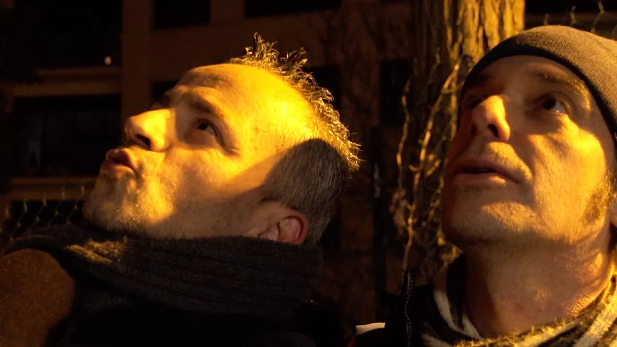 Documentaire "Le temps qu'il faudra" Deux hommes dans la rue, la nuit, sous un réverbère