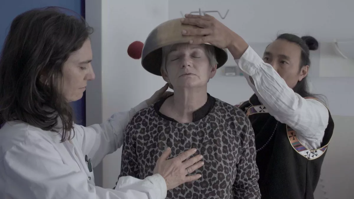 le shaman et la médecin - crédit Nola Films Ladybirds Films le shaman et la médecin - crédit Nola Films Ladybirds Films