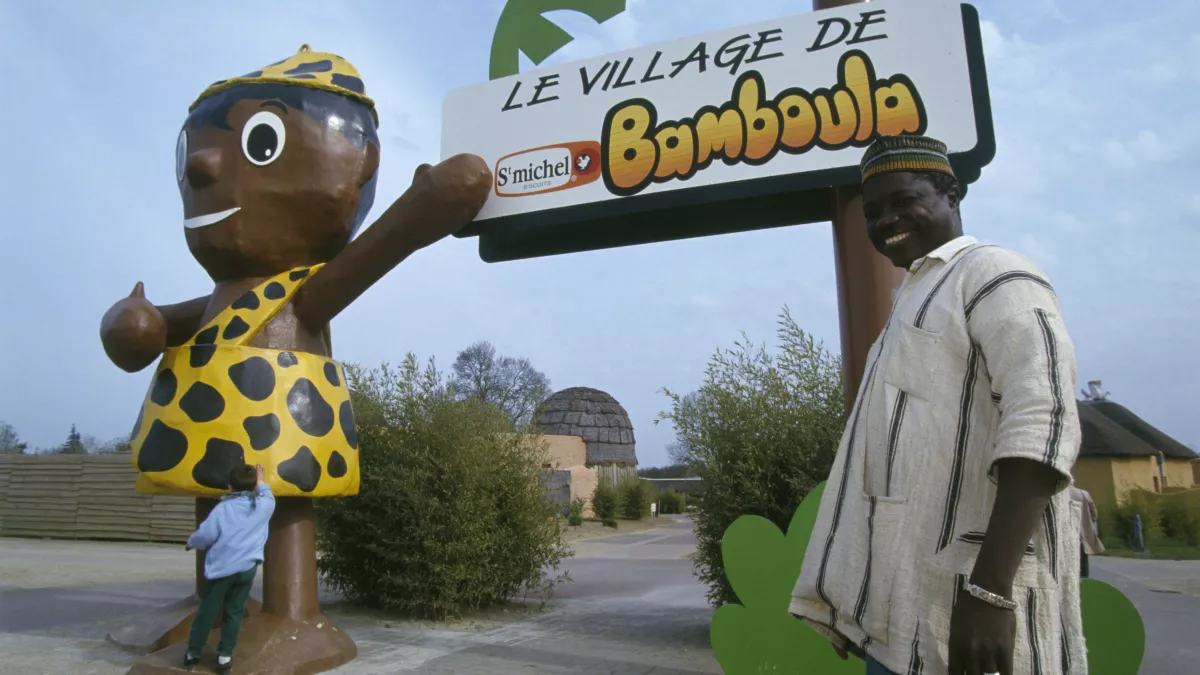 Le village de Bamboula Un artisan ivoirien posant devant le village de Bamboula
