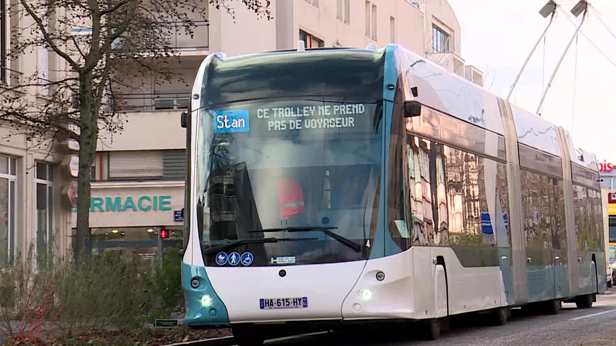 Pages spéciales dans Ici 12/13 et Ici 19/20 sur l'inauguration du trolley à Nancy © FTV Le trolley bus arrive à Nancy © FTV