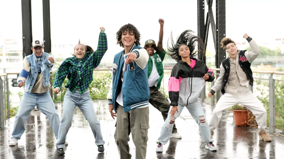 Là pour toi - Enzo - opération Say Hi Le chanteur Enzo et ses danseurs