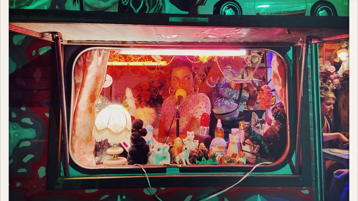 Candy Love dans sa caravane © Gabrielle Culand Candy Love dans sa caravane © Gabrielle Culand