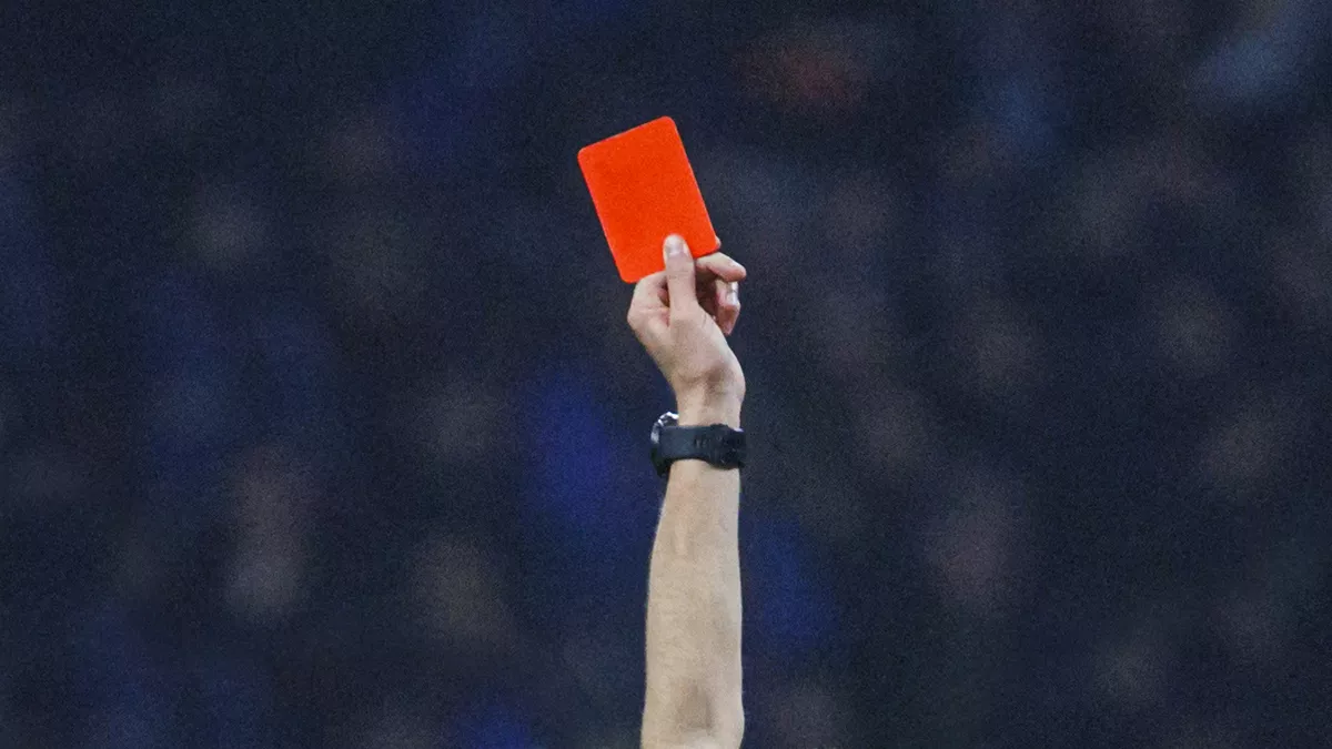 © DAX Images / NurPhoto / NurPhoto via AFP Illustration carton rouge