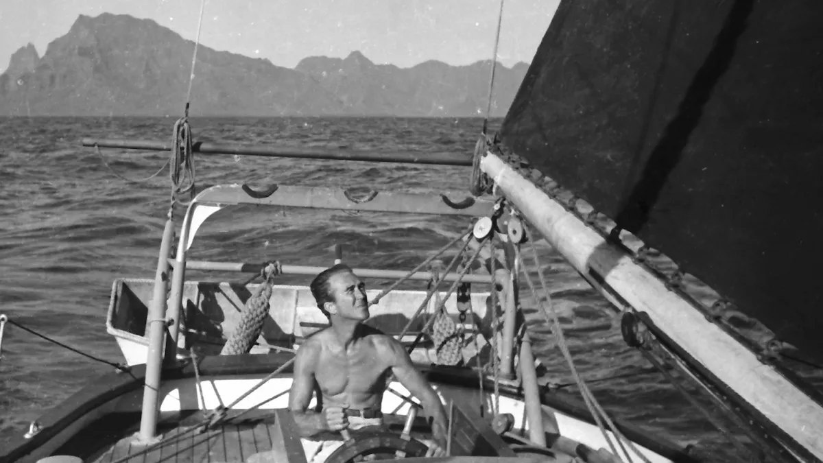 LA DERNIERE TRAVERSEE Robbie sur le Varua, son bateau qu’il a lui même construit dans son chantier naval