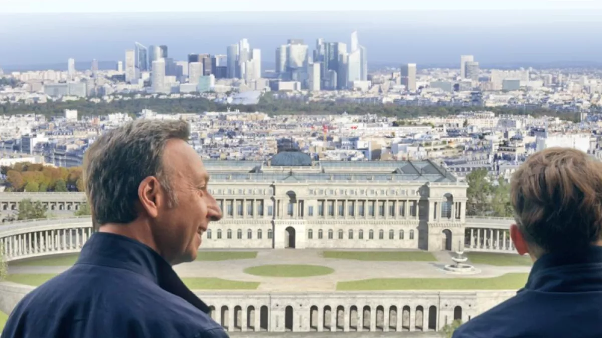 Stéphane Bern et Lorànt Deutsch sur la tour Eiffel face à la reconstitution du palais du roi de Rome © Morgane Prod