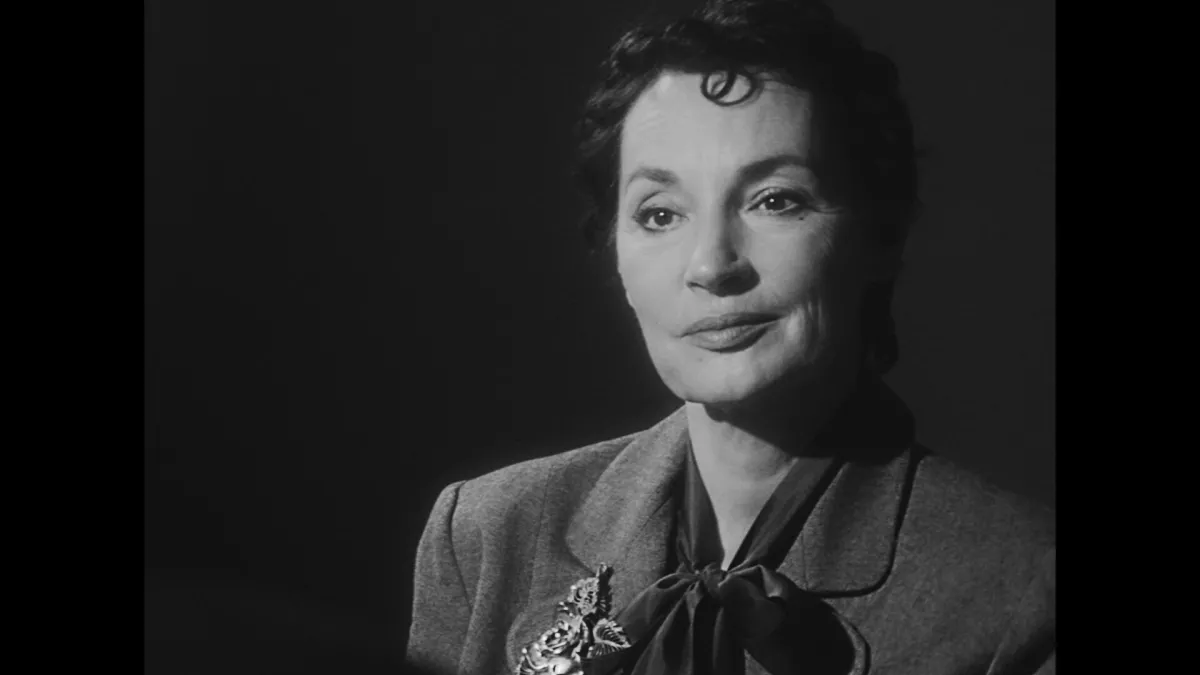 Un mois chez les filles / avec la participation de Jeanne Balibar Un mois chez les filles