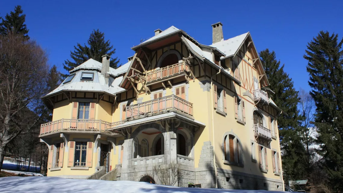 Photo d'un chalet extraite du magazine Des racines et des ailes : Le Tour du Mont-Blanc