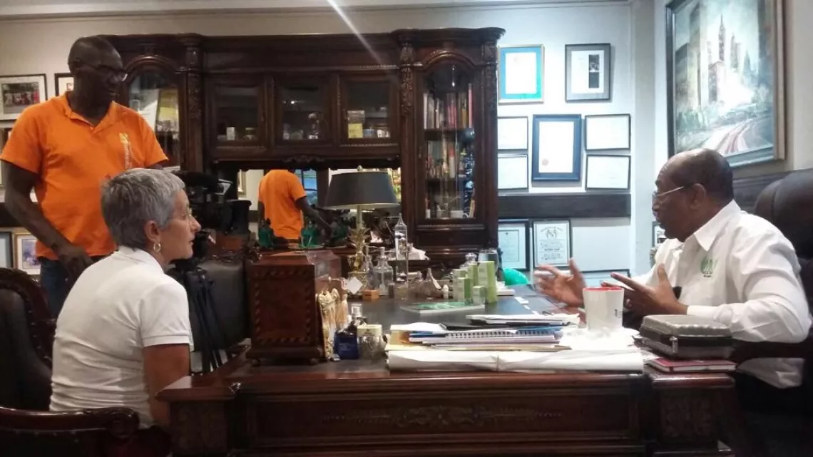 Magazine Caraïbes : Professeur Henry Lowe fondateur de Medcanja dans les laboratoires de Biotech à Kingston