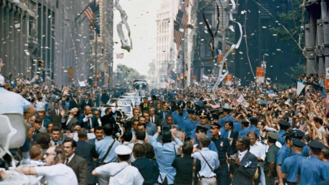 APOLLO 11