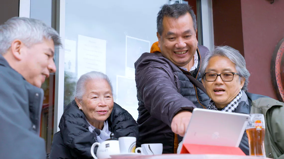Hiên et ses amis d'enfance au café