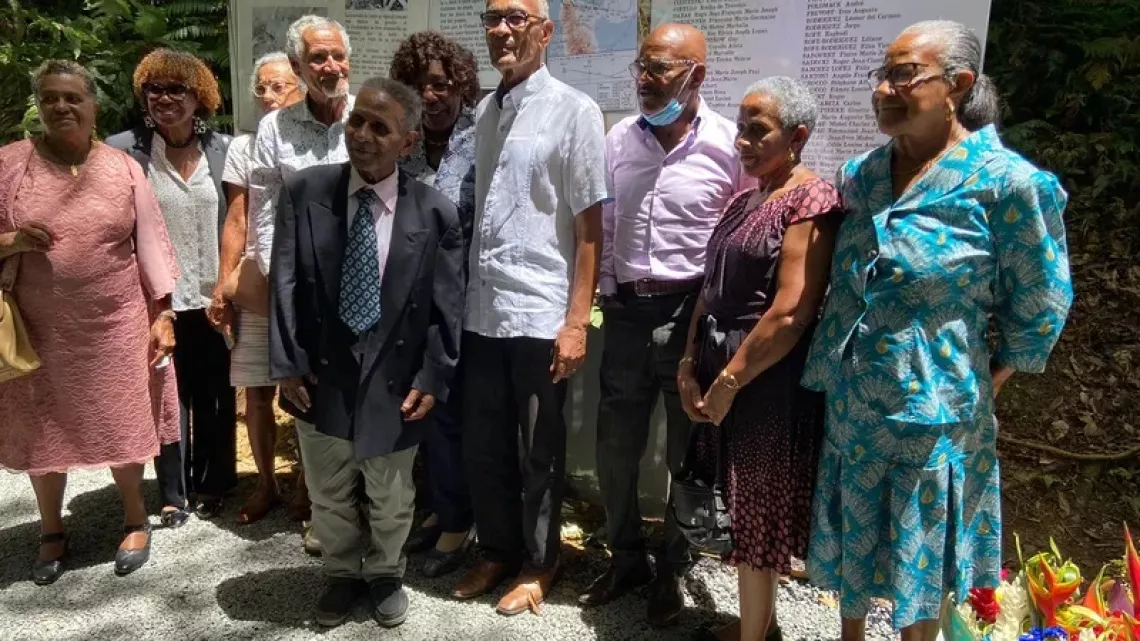 La terre comme un poing - Des associations et des familles de victimes à la commémoration du 22 juin 2022, sur le lieu du crash à Deshaies, en Guadeloup ©Franck Salin