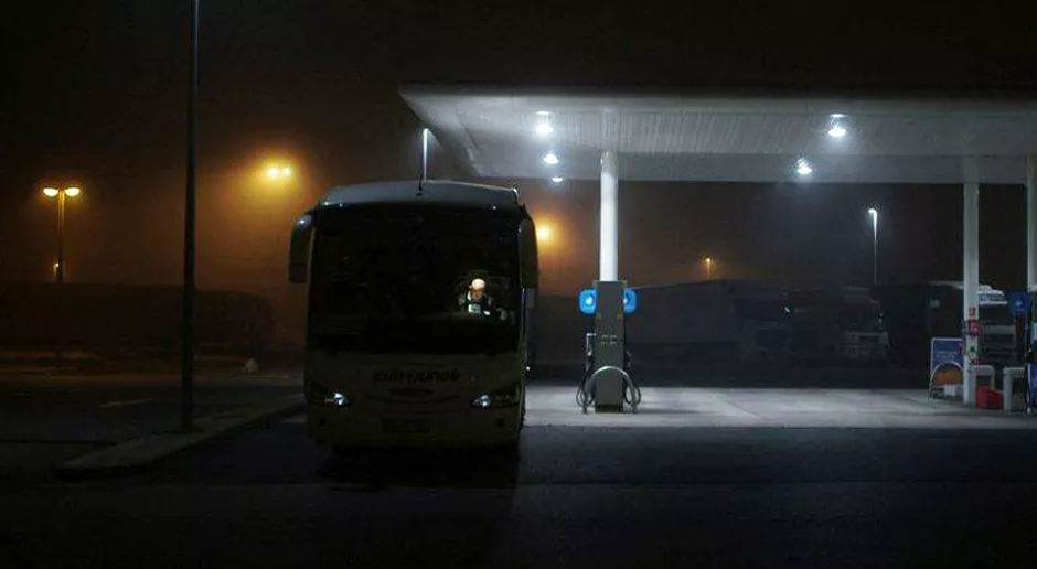 Des jours et des nuits sur l'aire Autobus sur aire / nuit