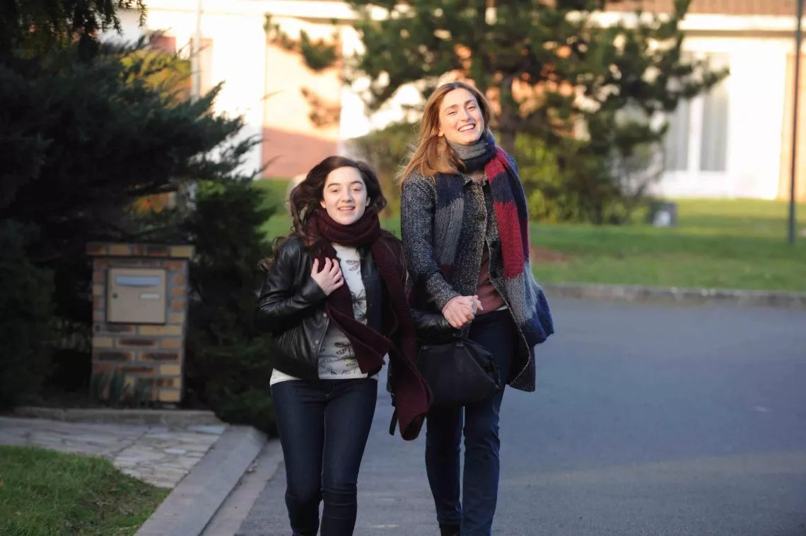 © Thierry Valletoux / EuropaCorp Television / FTV Luàna Bajrami et Julie Gayet