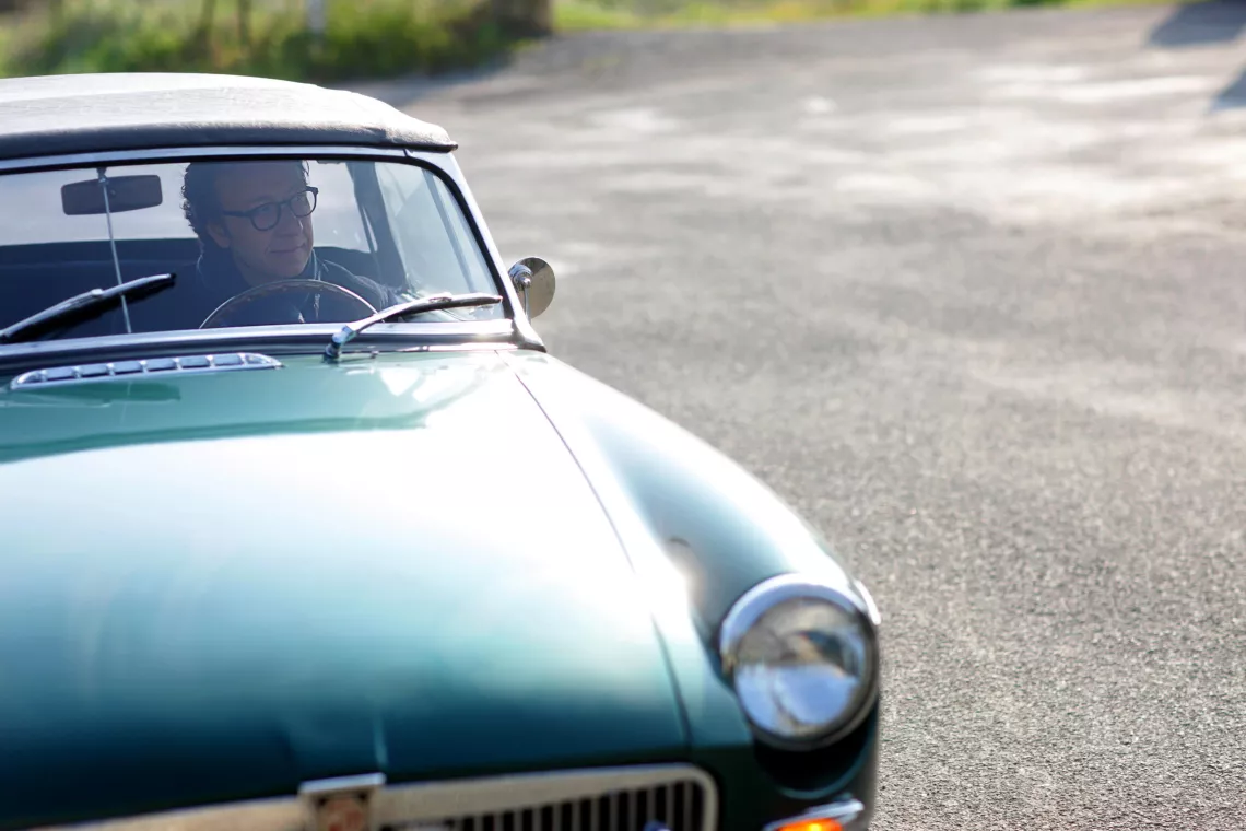 © LoLL WILLEMS Stéphane Bern au volant de la mythique voiture prêtée par un collectionneur