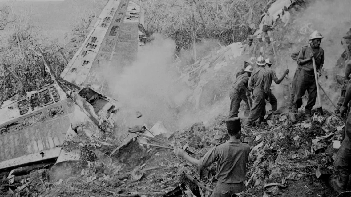Documentaire La terre comme un poing : carcasse avion Documentaire La terre comme un poing : carcasse avion